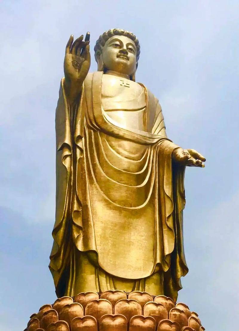 世界上最高佛教造像之一,总高108米,莲花座高20米,金刚座高7米