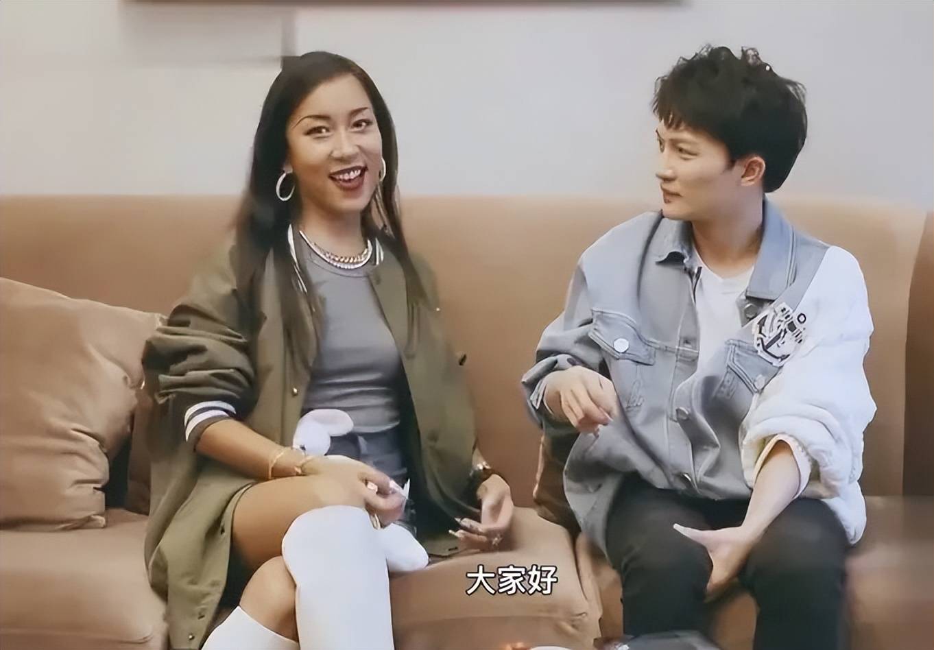 在《歌手》舞台上,吉克隽逸用了五个字评价周深:又强又美好!