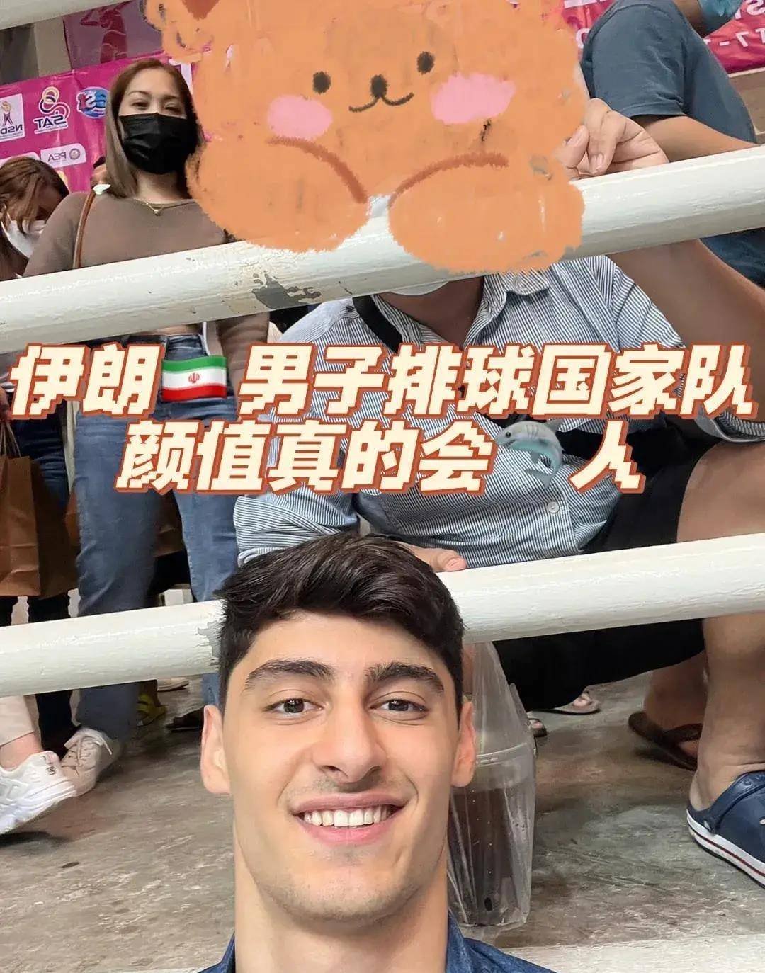 伊朗男排通过迅速组织进攻,出球快速稳准,利用队员身高优势强攻对方的