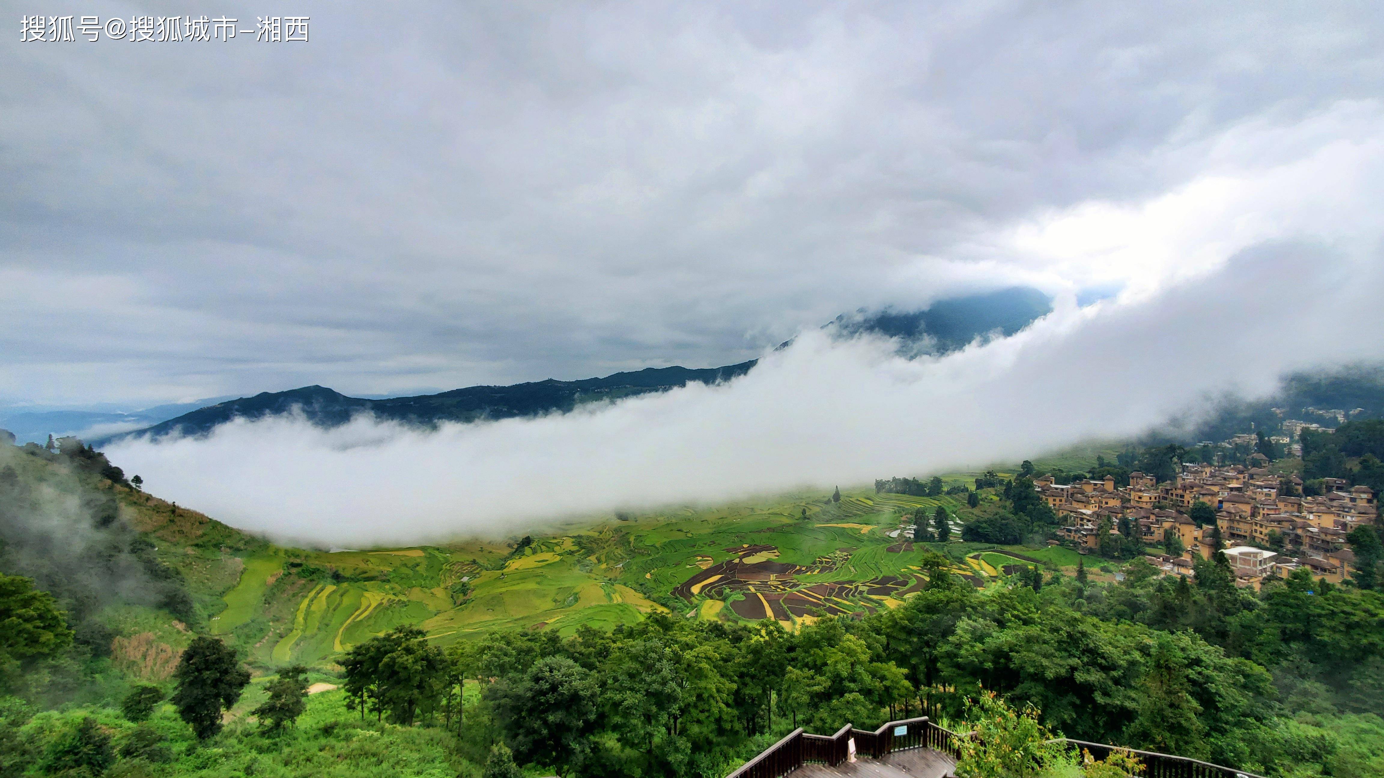 村子多是三四层的小楼,建筑风格保持了少数民族建筑的样式,房屋沿着山