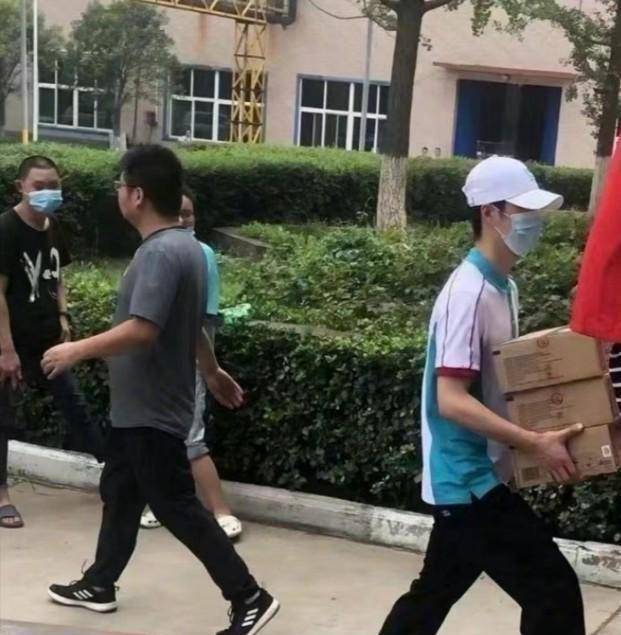 以及目前闹的沸沸扬扬的吴亦凡事件,我们必须肯定的是韩红王一博亲身