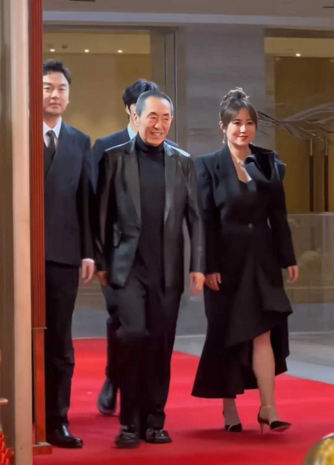 湖北晚会上陈红妆太浓蒋勤勤站位靠后张小斐略显尴尬的瞬间