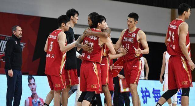 原创精彩对决浙江男篮迎战上海男篮王世龙对决刘鹏