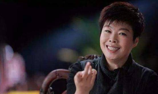 从国学大师到被万人唾弃被北大学子轰下台的于丹到底怎么了