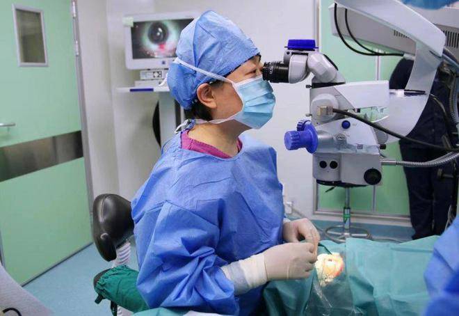 全国首批强生全视tecnissymfonytoriciol植入手术在何氏眼科集团成功