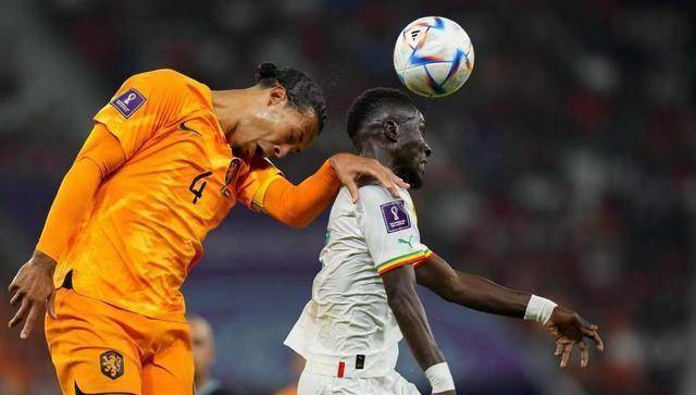 德容先后三次调整角度进行打门,最终错失绝佳进攻机会,为能帮助荷兰队