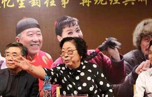 当郭嵩唱完的时候,王坤紧紧抓住她的手,这既是对她的肯定,也是对她的