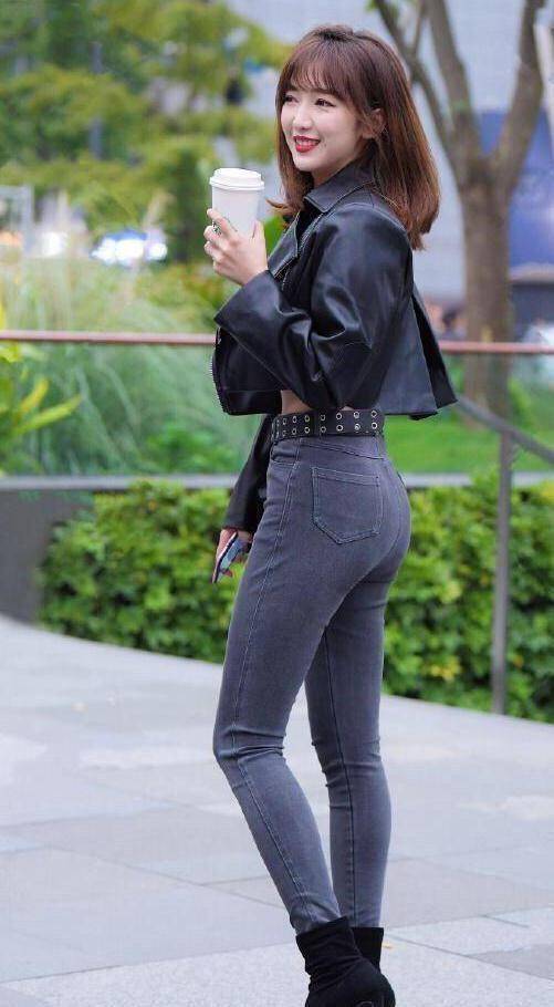 黑皮夹克配紧身牛仔裤,穿黑色短靴,可爱帅气,时尚!
