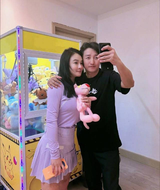 原创邹市明冉莹颖红毯秀恩爱冉莹颖黄发大脸似大头娃上围缩水严重