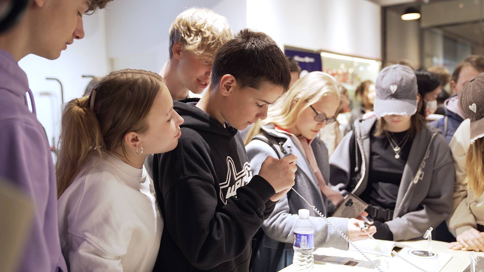 德国中学生中国行用有道词典笔学写中文点赞中国智造实力