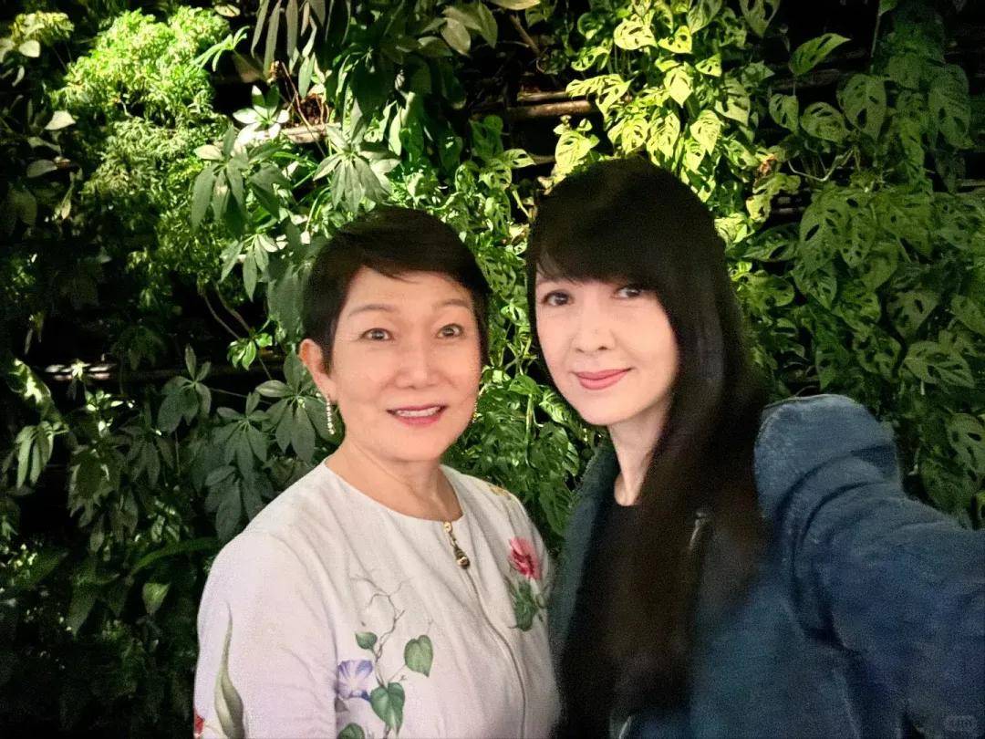 原创周慧敏现身名流晚宴脸松弛没了清纯气质肚子凸起快60了刻意装少女