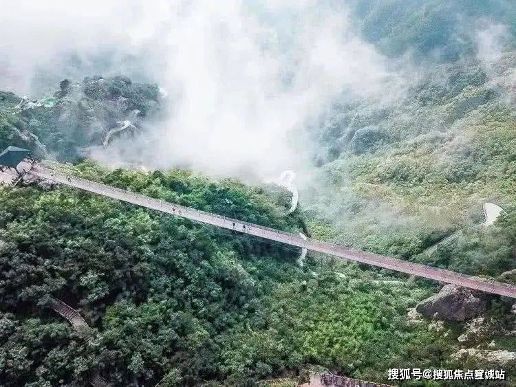 部分玻璃有碎裂效果依攀山崖蜿蜒100米的玻璃栈道在1000多米海拔的