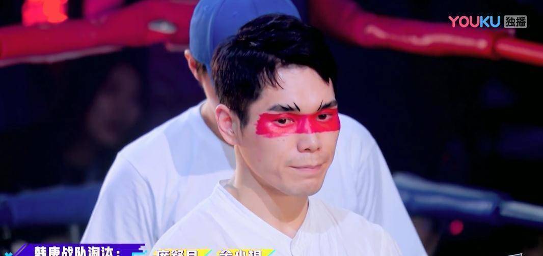 易烊千玺满脸诧异,选手franklin的表情同样夸张,完全不懂老大哥韩庚是