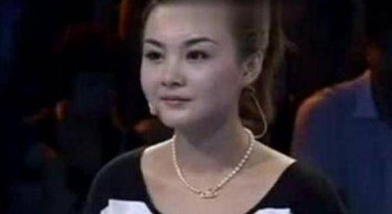 美女带一幅画来鉴宝,观众笑称小学生作品,专家鉴定后美女也笑了_古董