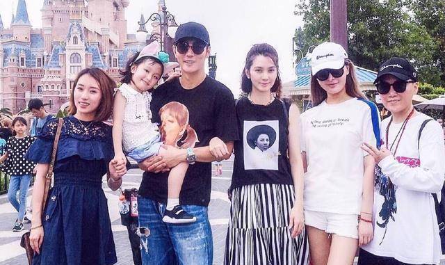 原创洪欣素颜挽张丹峰逛街大秀恩爱毕滢离职后走出婚变阴霾