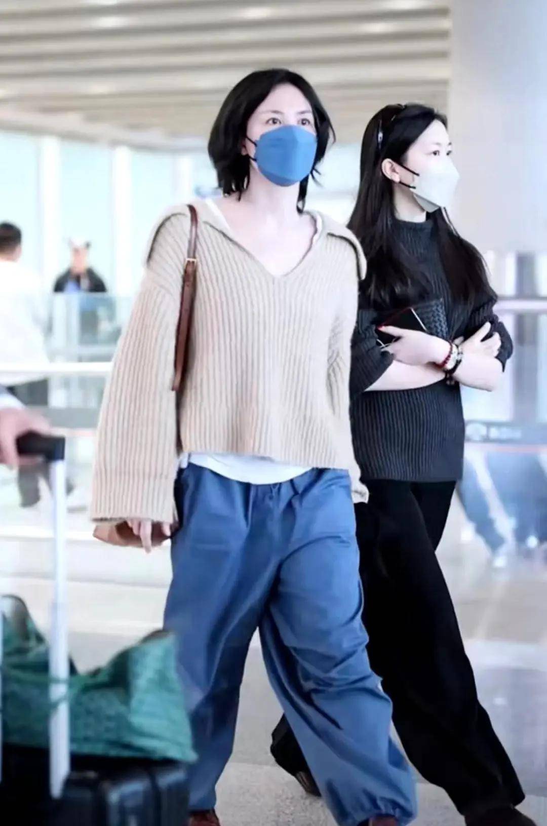 的那么高高在上,一堆颈纹跟大妈无异,李嫣气质比她好_风格_机场_时尚