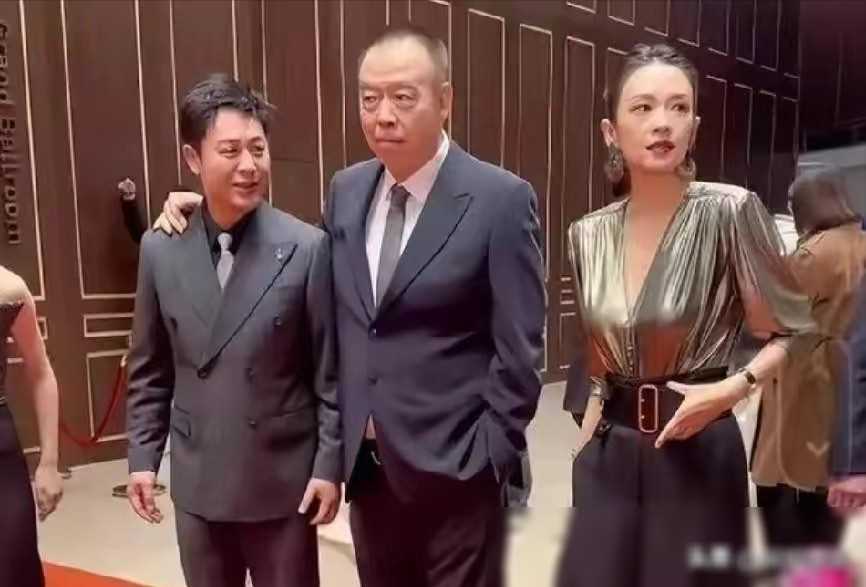 章子怡电影节穿衣引热议，胸前抢镜备受关注