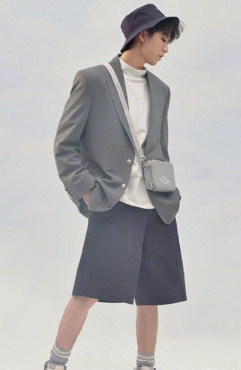 王俊凯把"混搭风"穿火了,长袖外套配短裤,帅气得让人忽略年龄