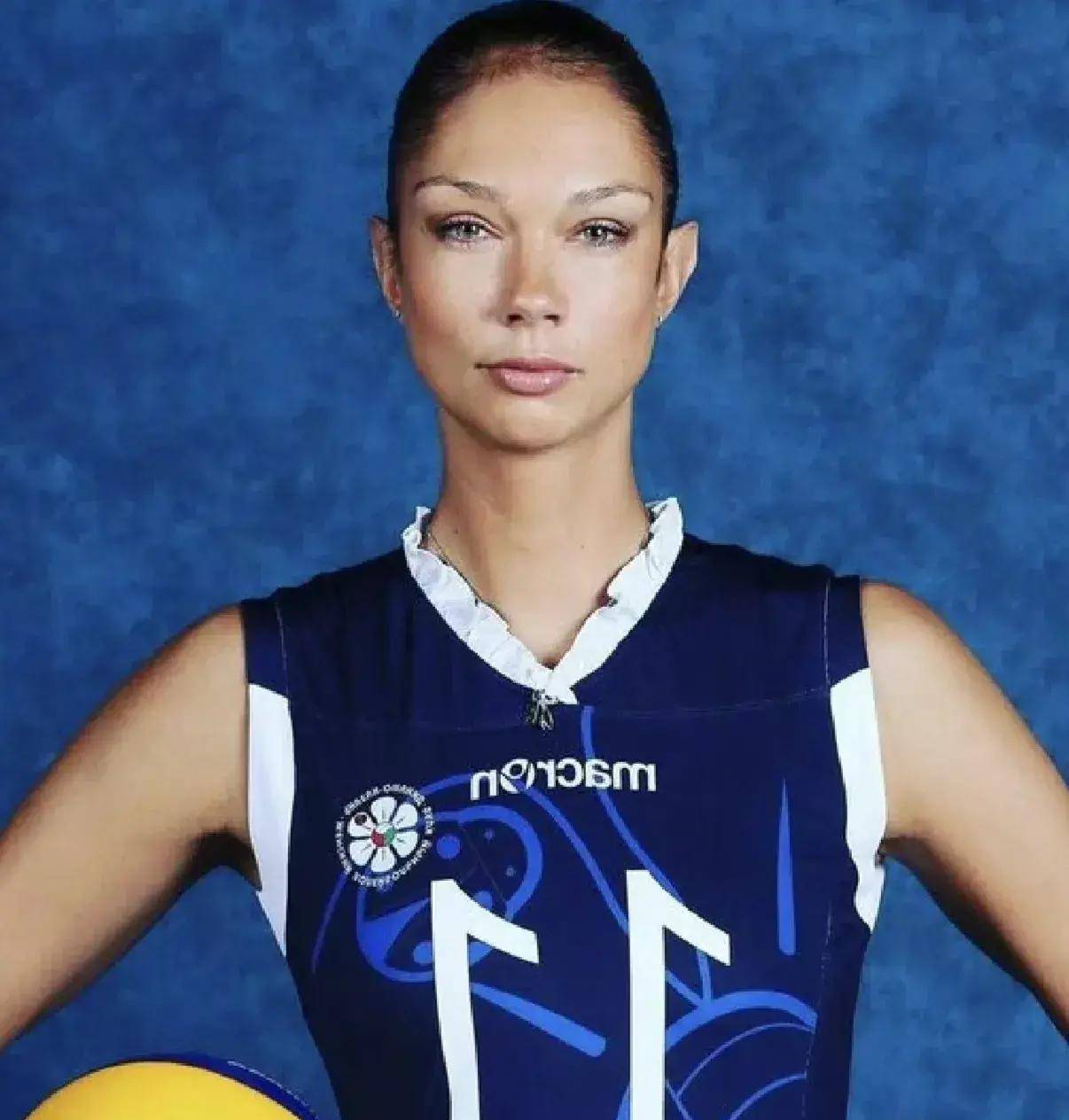 但俄罗斯女排四届奥运老将,世锦赛冠军加莫娃也加入了讨论并站了起来