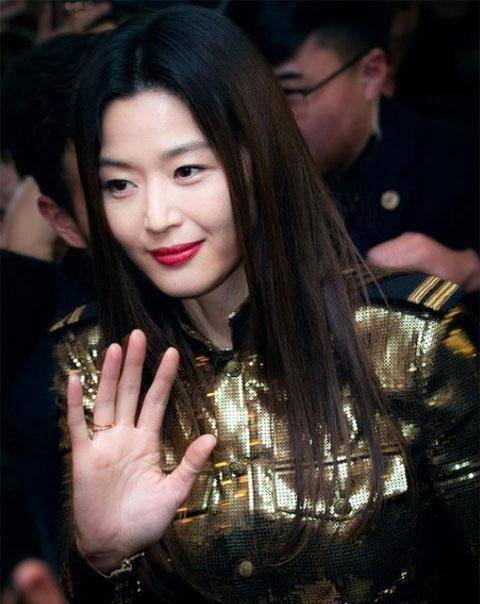 韩星全智贤纯素颜现身机场,颜值在线身材依旧,家庭事业双丰收!