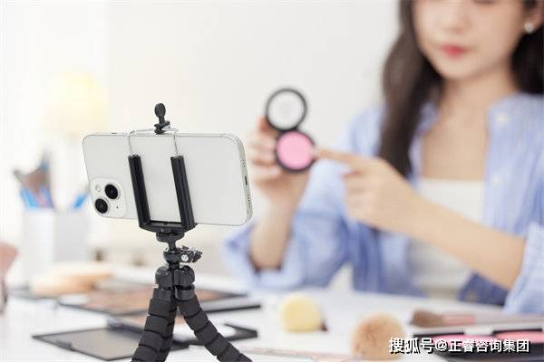 在社交媒体上，您可以直接发布反馈、评论或参与讨论。_社交媒体的讨论_社交媒体的总结与反映
