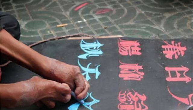 有尊严的乞讨者崔显仁苦练10年粉笔字从乞丐变成千万富翁