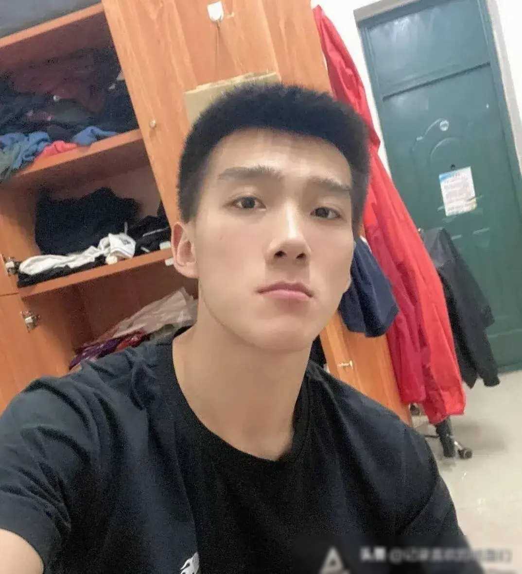 青年排球运动员翟德军阳光帅气,魅力十足!