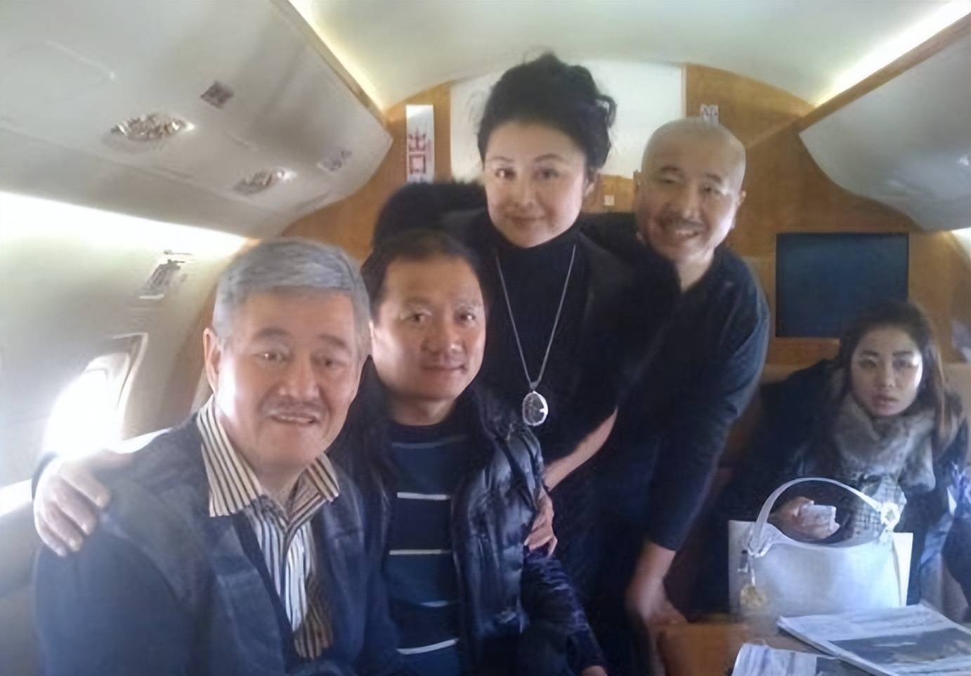 2019年,球球和圈外素人小陈相识,2021年公开恋情.