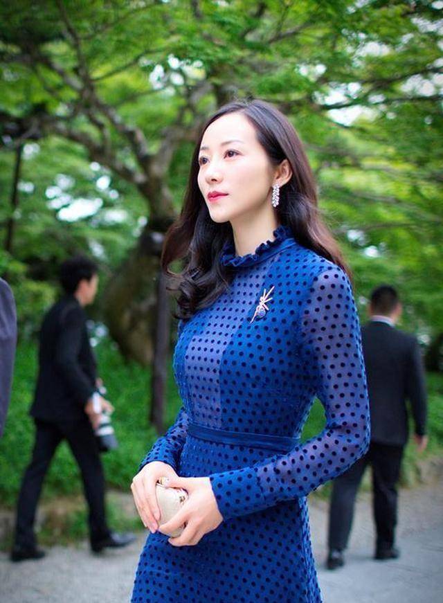 韩雪穿蓝色波点连衣裙,配长卷发,36岁气质出众_裙子_效果_设计