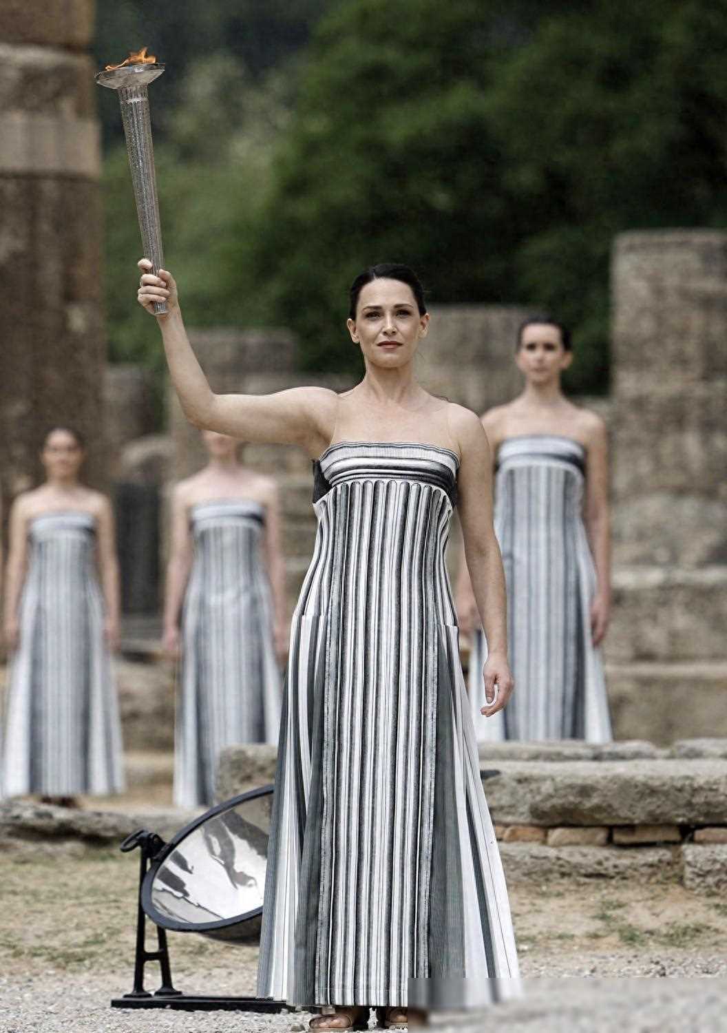 新的最高女祭司是希腊女演员玛丽·米娜,她高举圣火,穿着重新设计的