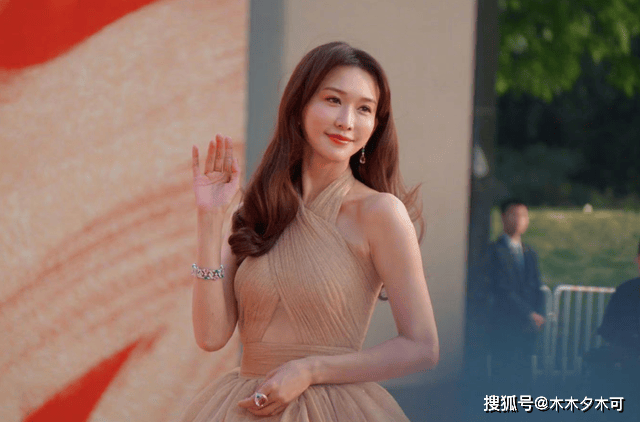 林志玲这次是以嘉宾身份来出席北影节,她选择了一身中国台湾设计师