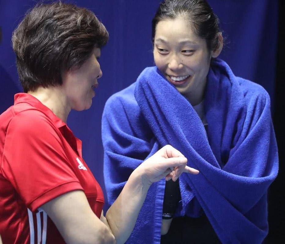 原创感动郎平不远万里助阵朱婷前往意大利观赛时隔三年再拥抱