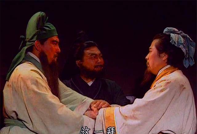 张飞命铁匠打造一把宝刀上面刻了三个字诸葛亮看后笑了