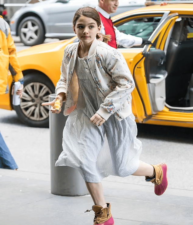 阿汤哥不用再付抚养费,苏芮满18岁,手拿礼物和好友漫步纽约街头_苏瑞