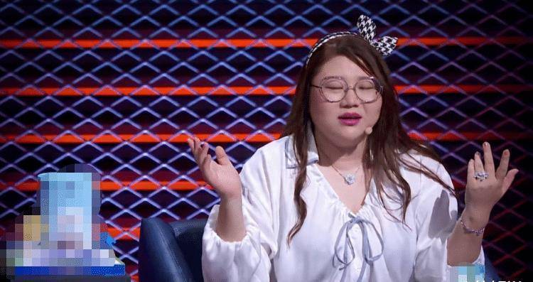 随后大张伟又吐槽称:"首先办杂志跟设计女装的那帮男的就不喜欢女的"