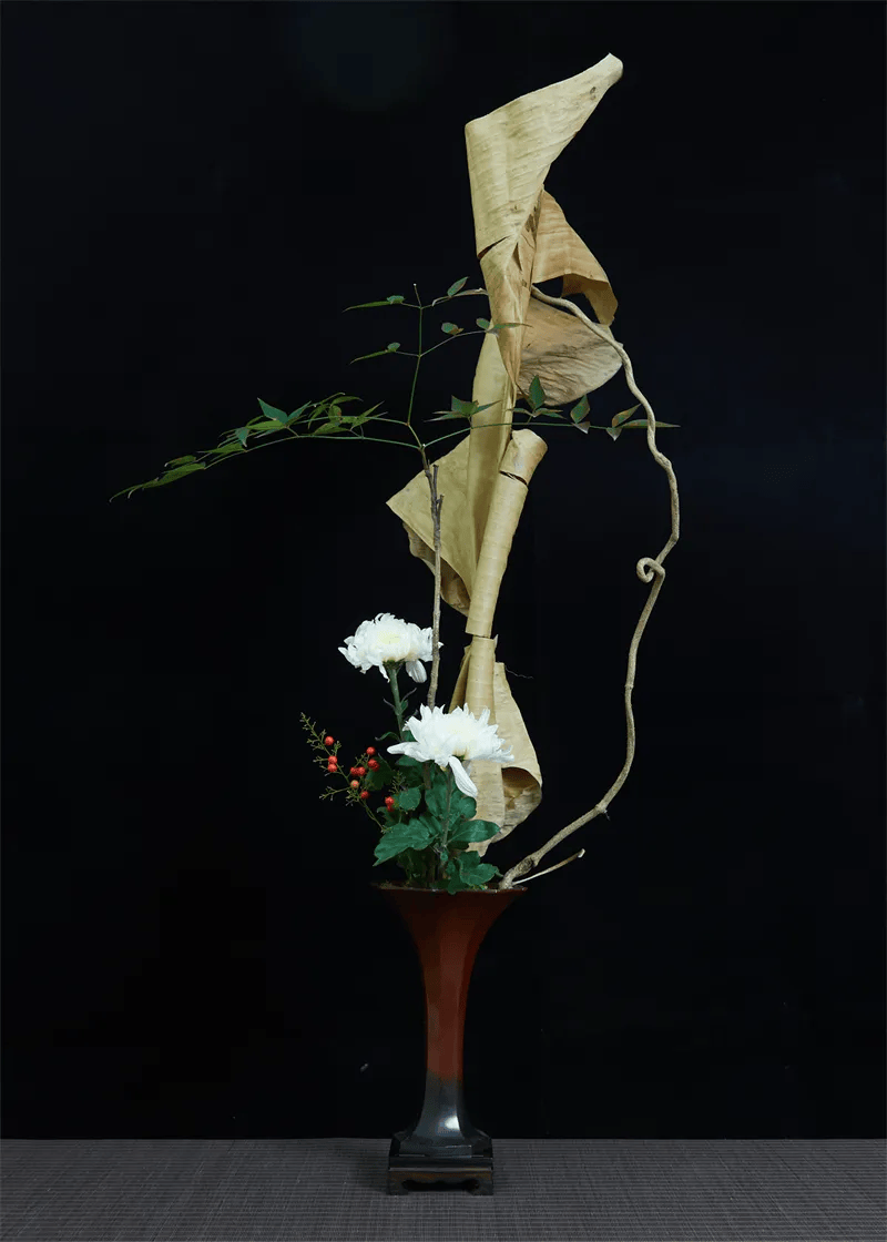 她的每一个插花作品,都带有西湖的影子