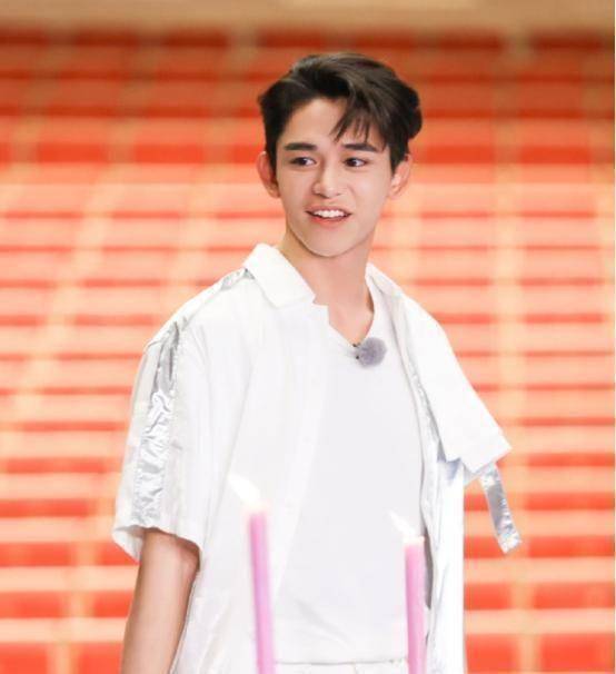 黄旭熙被爆与粉丝恋爱?交往期间全是花的女方钱,被锤是软饭男