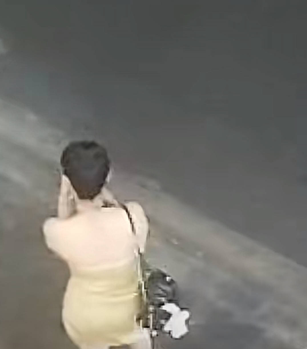 女子泰国旅游遇飞车贼抢劫，包和11万泰铢被抢，当事人：外出旅游穿朴素点