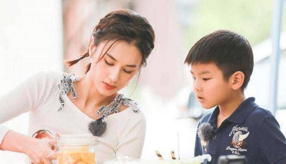 黄圣依晒小儿子安麟,眉眼似她翻版,小腹隆起被疑怀三胎?