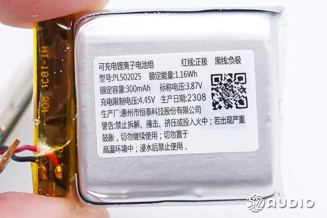 丝印6802 d8b04的ic.触摸控制器排线与屏幕排线连接的zif连接器特写.