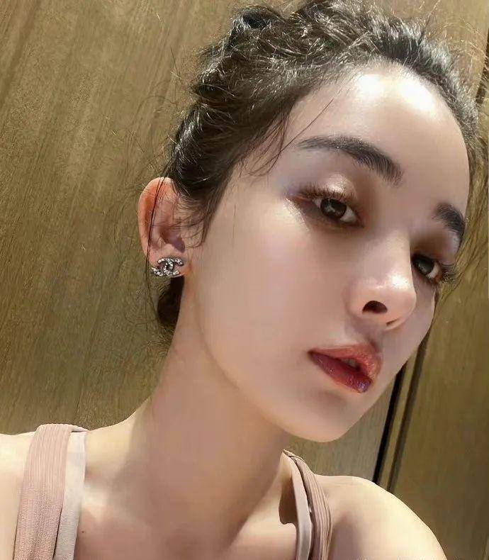 原创古力娜扎身材有多好穿瑜伽裤香汗淋漓蹲下那一刻网友激动坏了