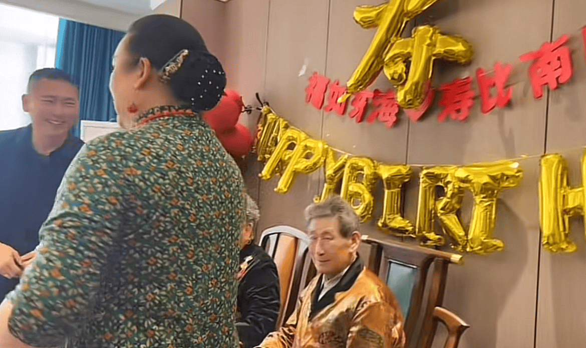 仪式完成后,边姐的四个姑子便争着和父母合影,此时,边玉洁便赶过来蹲