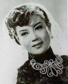 当年在滑稽剧团由于靓丽的外貌,被冠以嫩娘这个艺名,从而一直沿用到