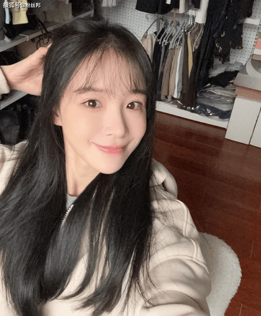 腹肌"马甲线"回来了,周二珂晒健身美照,眼睛都p到手机上了