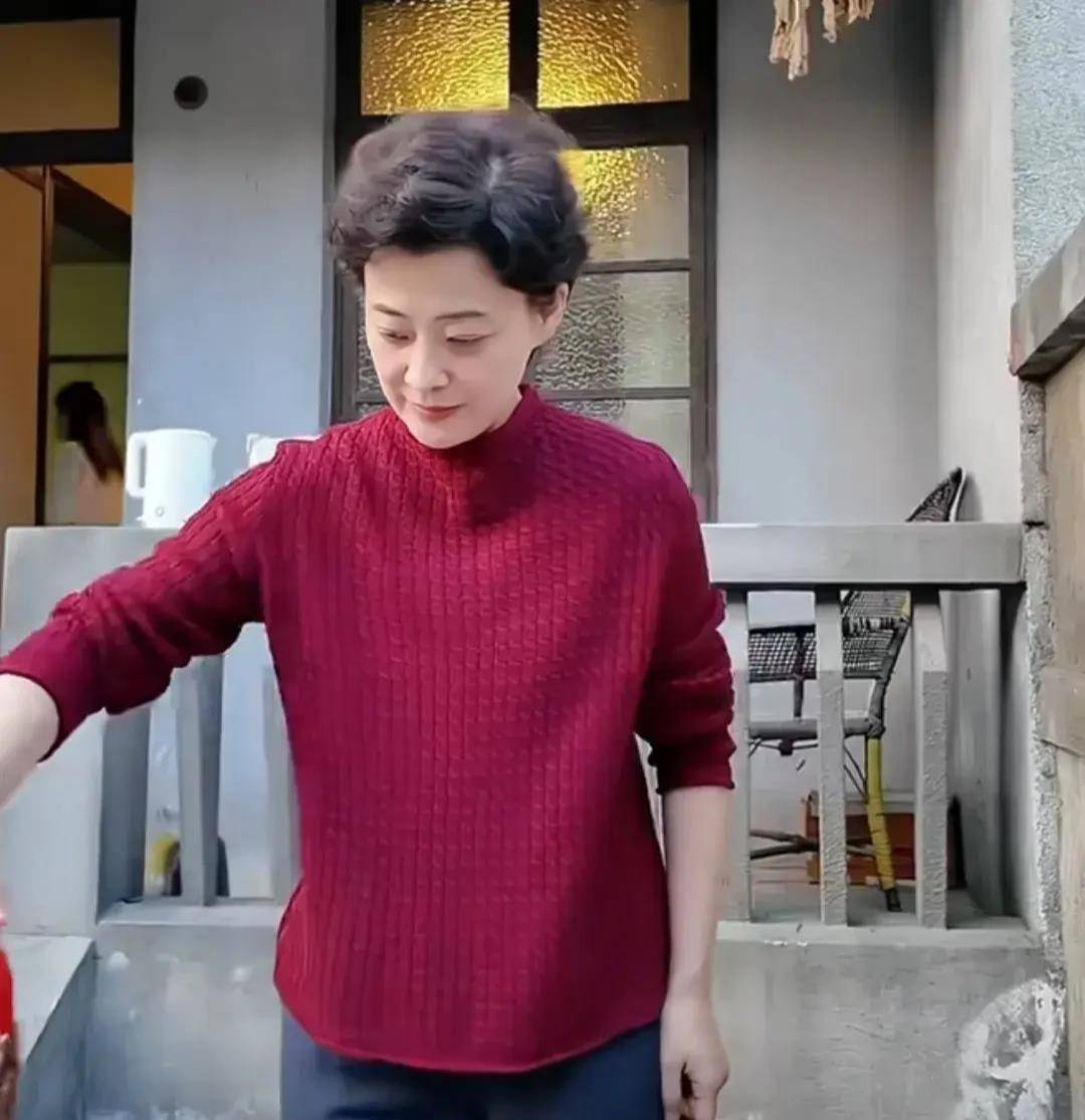 梅婷在剧组做饭,为同事煎牛排毫无前辈架子,新戏剪短发尽显老态