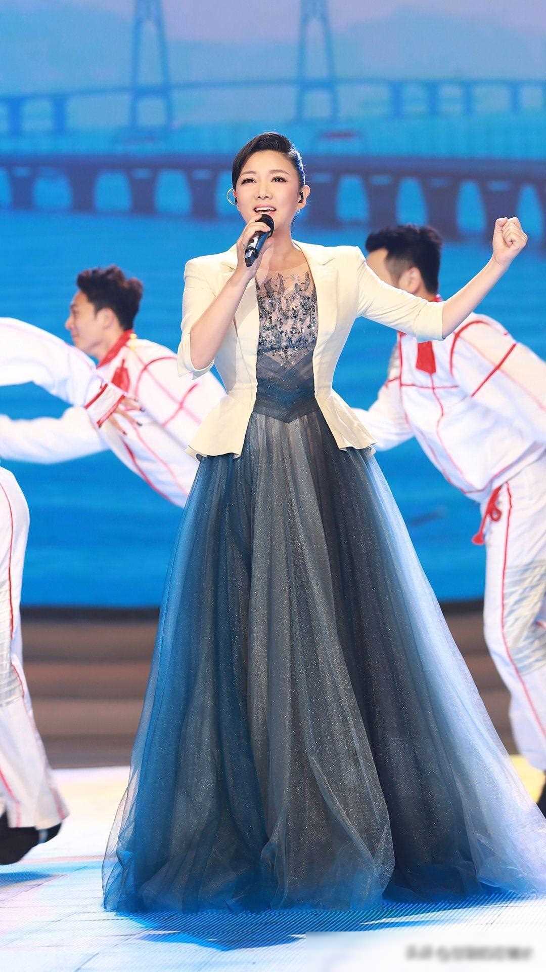 歌手王莉怀孕大肚照图片