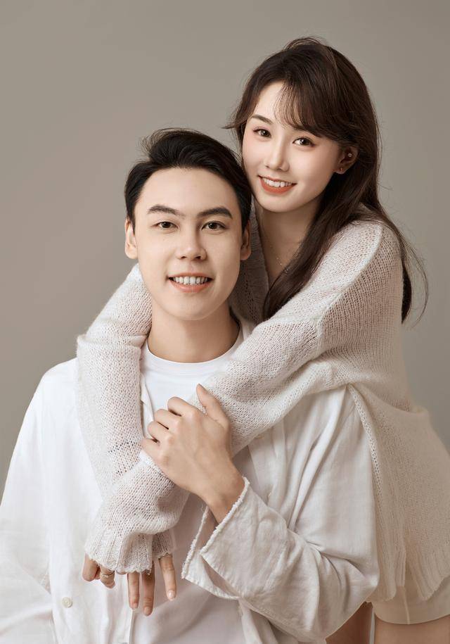 中国游泳选手余贺新喜结良缘,28岁事业爱情齐丰收