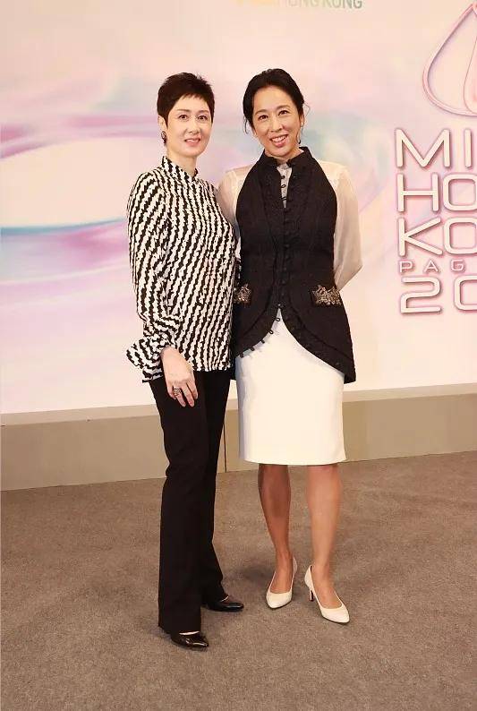 朱玲玲参加晚宴被她的气质惊艳到了,穿西装不露肤不装嫩,到老都没有大