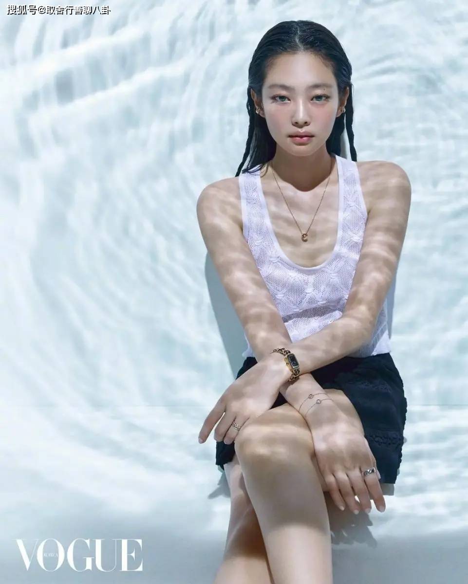 原创jennie时尚大片湿发造型迷人性感超短裤黑丝袜秀修长美腿