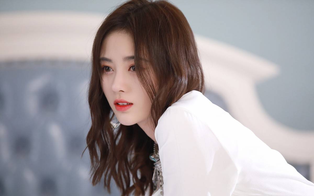 王传君跟雷佳音的戏份差不多,一直在互相让番中,女二赵丽颖,女三杨幂